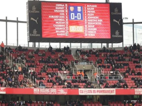 HLV Wenger lên tiếng trước cảnh khán đài Emirates trống vắng