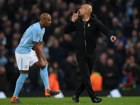 'Hổ báo' với trọng tài, Pep ôm đầu bất lực trên khán đài
