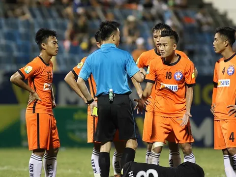 Nguyên nhân cầu thủ SHB Đà Nẵng phản ứng trọng tài trên sân Hòa Xuân