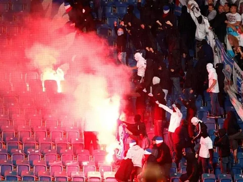 Hooligan phá nát trận đấu của Hertha Berlin
