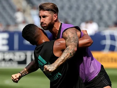 "Hot boy xăm trổ" Ramos húc văng đồng đội trên sân tập