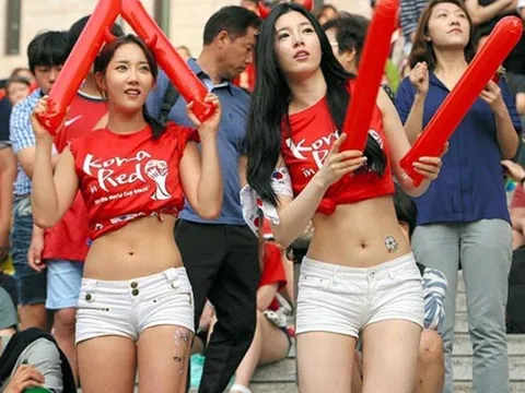 Nữ CĐV Hàn Quốc khuấy đảo khán đài