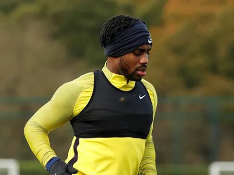 Hút máu Tottenham, PSG ve vãn "Nhím Sonic" nước Anh
