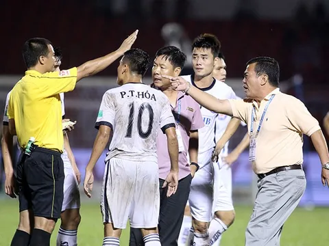 Cận cảnh cả đội SHB Đà Nẵng lao vào sân "bao vây" trọng tài