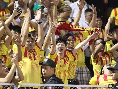Thắng trận "chung kết ngược" khán giả Nam Định quậy tưng bừng