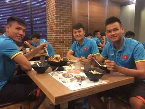 HLV Hữu Thắng khao tôm hùm, tuyển thủ U22 thổi nến mừng sinh nhật