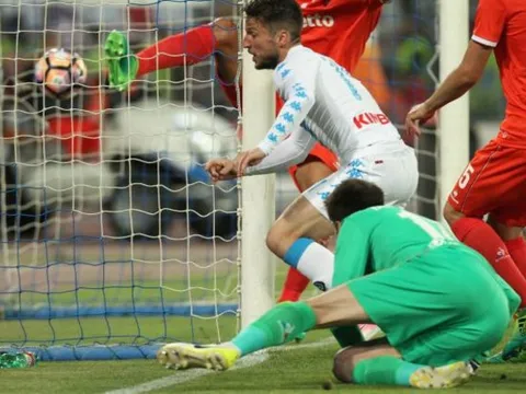 Hủy diệt Fiorentina, nhưng Napoli vẫn chưa thể vượt qua Roma
