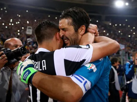 Hủy diệt Milan, Buffon ôm đồng đội khóc nức nở