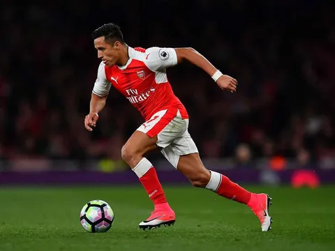 Huyền thoại Bayern bi quan về "bom tấn" Sanchez