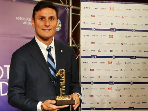 Huyền thoại Zanetti giành giải thưởng 'Thủ lĩnh bóng đá' 2017