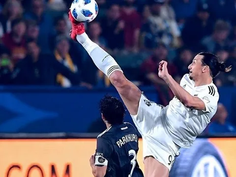 Ibra loại bỏ hậu vệ đối thủ bằng pha xử lý đẳng cấp ở độ cao 3 m