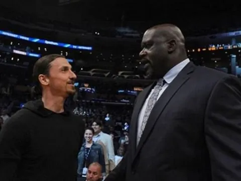 Ibra trông cực kỳ nhỏ bé khi đứng bên cạnh huyền thoại làng NBA