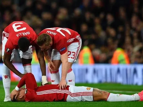 Ibra và Rojo chấn thương: Lỗi của Mourinho?