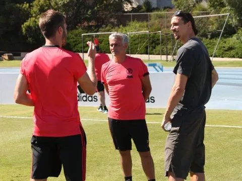 NÓNG: Ibra tiết lộ Man Utd sắp nổ "bom tấn" sau khi gặp Mourinho?