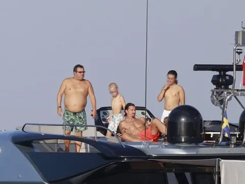 Ibrahimovic bị bắt gặp cặp kè với... Raiola tại miền Nam nước Pháp
