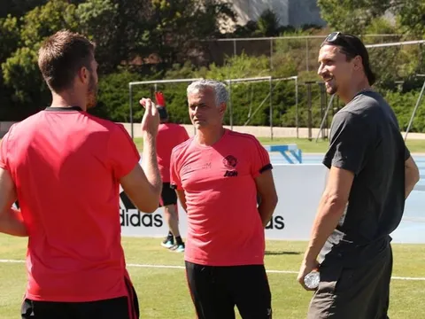Ibrahimovic 'bàn chiến thuật' với Carrick, Mourinho trên sân tập M.U