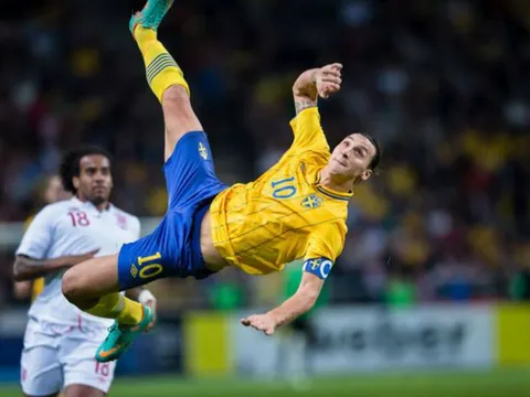 Ibrahimovic thách Ronaldo 'copy' được siêu phẩm của mình