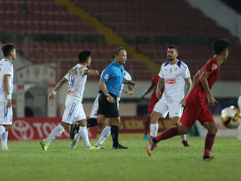 Vòng 7 V-League 2018: HAGL tố trọng tài, Hà Nội FC “đá ghế” Miura