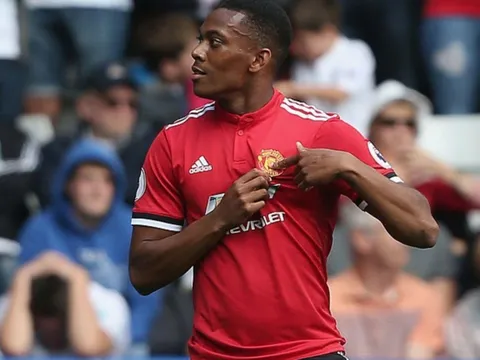 Fan MU phát cuồng khi Martial tỏ thái độ "khinh bỉ" với áo đấu của Liverpool