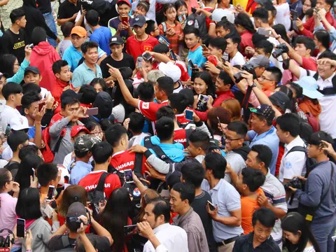 Fan "bao vây" U23 Việt Nam sau buổi tập trên sân Gò Đậu