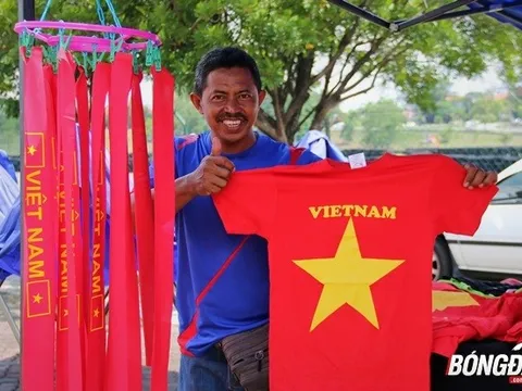 Cờ đỏ sao Vàng Việt Nam hướng về SVĐ Shah Alam