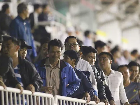 Quân bầu Đức thua tan nát, fan phố núi giận dữ bỏ ra về