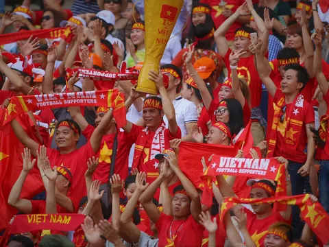 CĐV Việt Nam ăn mừng ấn tượng cùng thầy trò Hữu Thắng trên sân Shah Alam