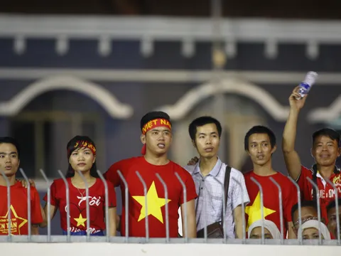 Người hâm mộ trèo tường xem U22 Việt Nam thi đấu ở SEA Games 29