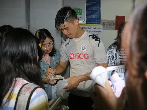Fan nữ Sài thành quây kín Duy Mạnh, Văn Hậu trên sân Thống Nhất