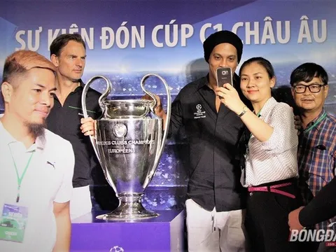 Ronaldinho thân thiện "đốn tim" fan nữ Việt Nam