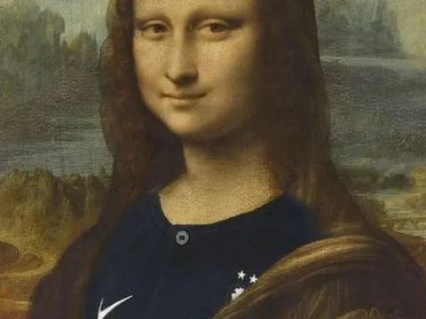 Té ngửa với nàng Mona Lisa phiên bản Les Bleus