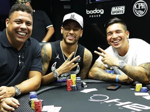Neymar nhập hội poker với Rô béo