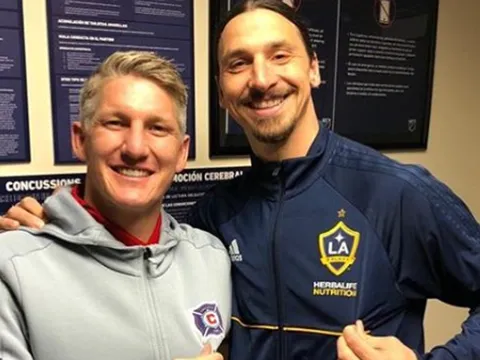LA Galaxy chiến thắng, Ibra 'quàng vai bá cổ' đối thủ Schweinsteiger