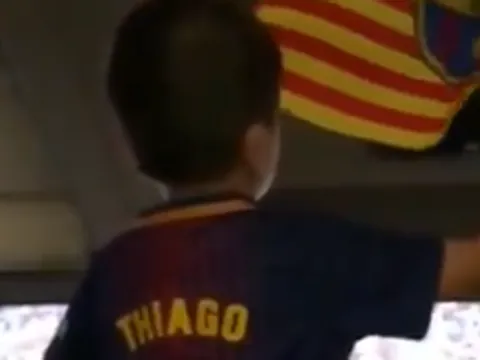 Fan nức lòng với cậu nhóc nhà Messi cổ vũ bố siêu sung