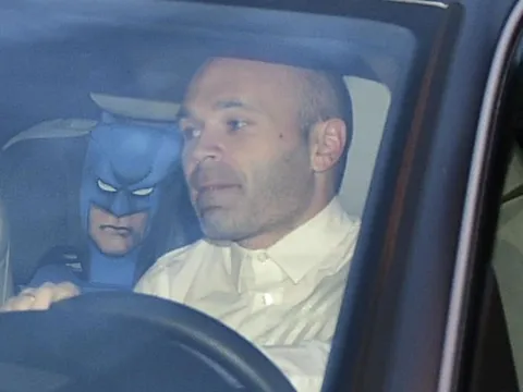 Thực hư chuyện Iniesta là cha đẻ của Batman