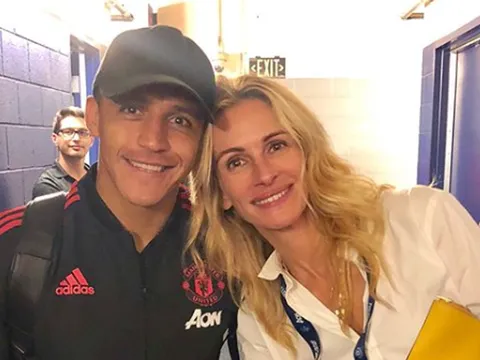 Hậu giao hữu, sao Man United hớn hở bên 'Người đàn bà đẹp'