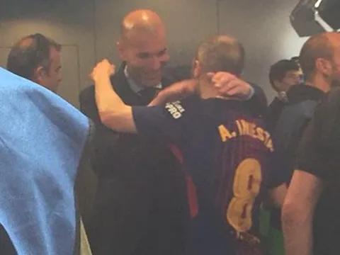 Zidane tranh thủ vỗ về Iniesta sau siêu kinh điển