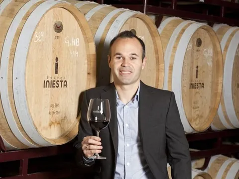 Iniesta đến Trung Quốc: Lộ diện đại gia giấu mặt