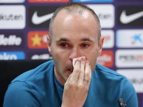 Iniesta khóc đỏ mắt khi nói lời chia tay Barcelona