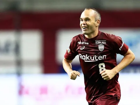 Iniesta 'mở tài khoản' trên đất Nhật khi tái hiện siêu phẩm của Bergkamp