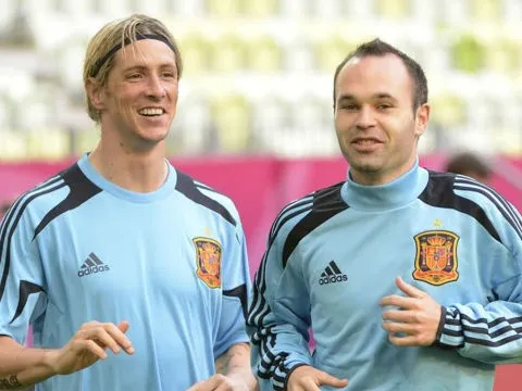 Iniesta và Torres sẽ chạm trán nhau vào tháng 11
