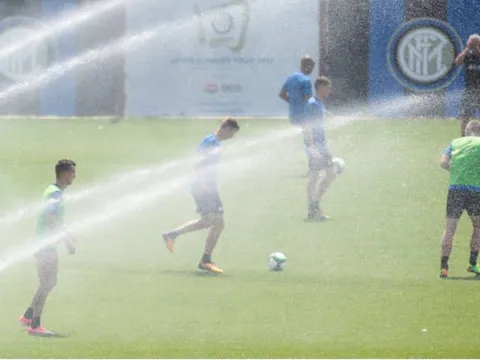 Inter dùng cả hệ thống tưới sân để giải nhiệt cho cầu thủ