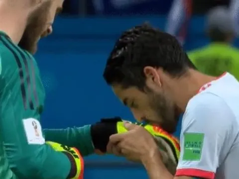 Isco hôn tay De Gea sau 3 điểm trọn vẹn đầu tiên