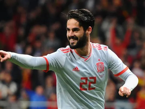 Isco nhảy múa trước hàng thủ Argentina