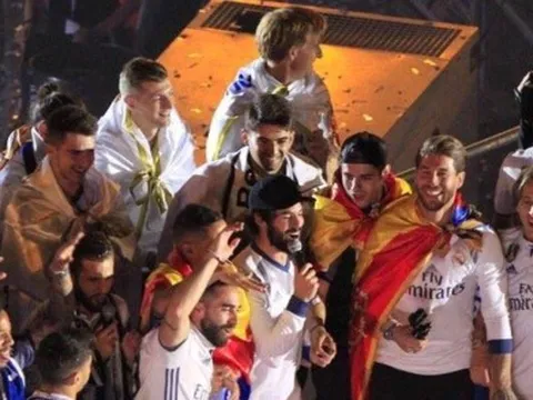 Isco xúc phạm, đòi Pique cúi chào tân vương La Liga