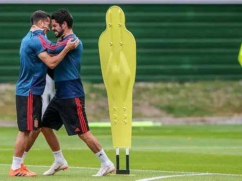 Isco và Vazquez 'ẩu đả' trên sân tập Tây Ban Nha