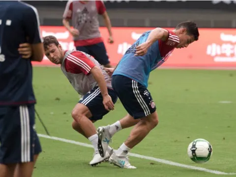 James Rodriguez cực nhọc giành vị trí trên sân tập của Bayern