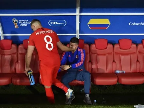 "Tội đồ" Henderson đã làm gì với James Rodriguez sau thắng lợi của tuyển Anh?
