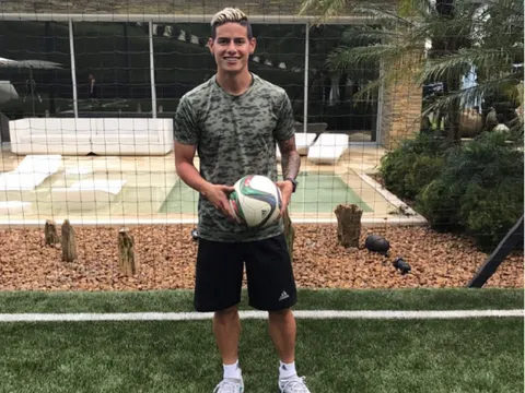 James Rodriguez khoe tóc mới, Ronaldo chê tơi tả