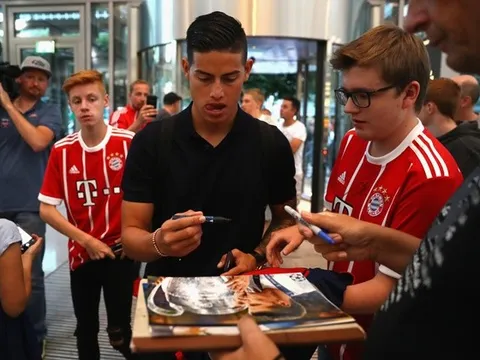 James Rodriguez kí mỏi tay trước ngày lên đường du đấu